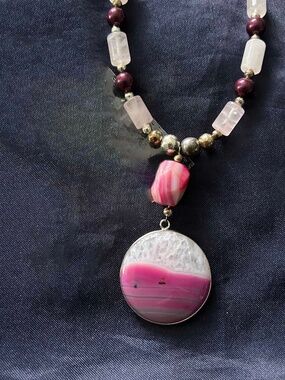 NECKLACE TWO SIDED PINK/WHITE ROUND AGATE WITH PINK/WHITE BEAD & WHITE & PURPLE